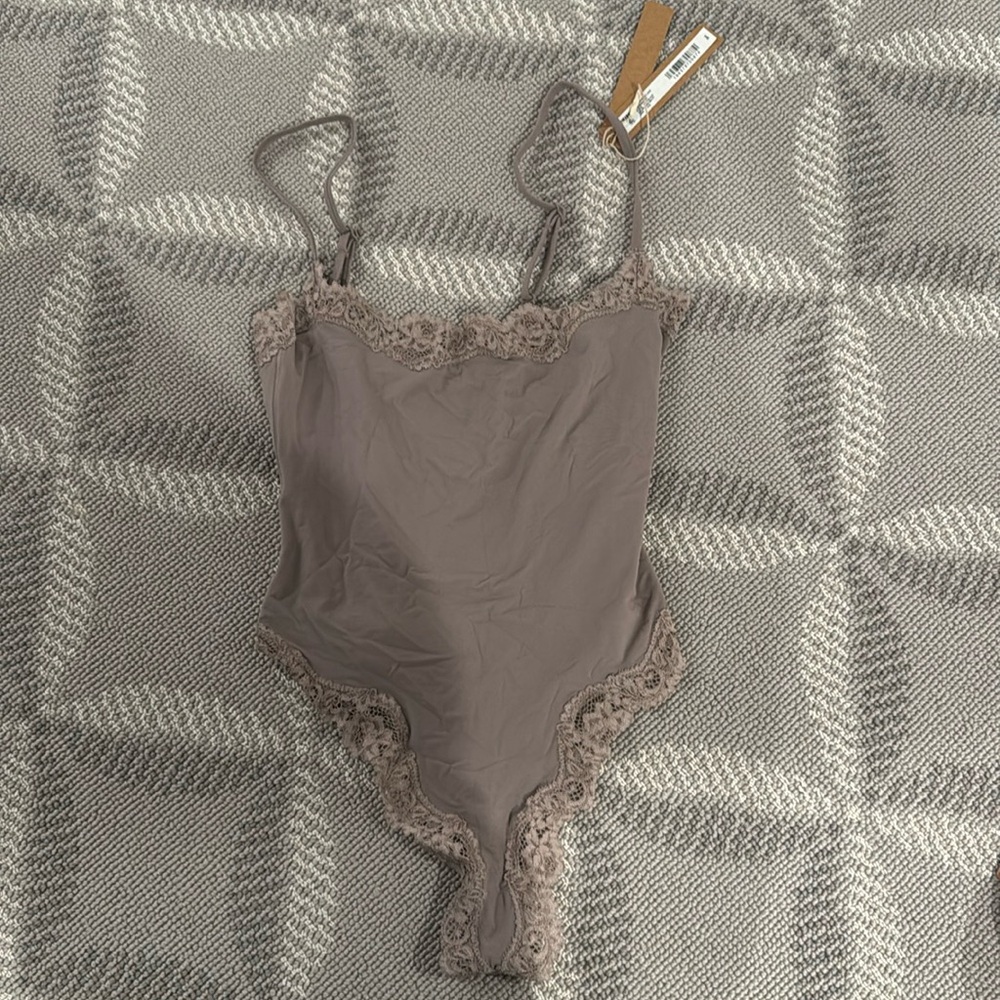 SKIMS fits everybody lace cami bodysuit size xxs new with tags never never worn